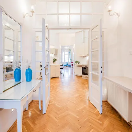 Amazing View Designer With Sauna And Jacuzzi 3 Min To Opera House Appartement Budapest